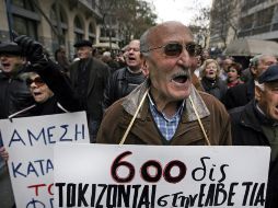 Un grupo de pensionistas se manifiestan contra los recortes y el acuerdo con la troika. EFE  /
