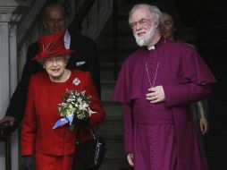 El arzobispo de Canterbury, Rowan Williams (d) acompaña a la reina Isabel II. EFE  /