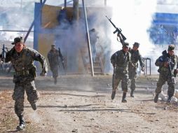 La desesperación de saber la identidad de las víctimas ocasionó enfrentamientos entre familiares y policías. AP  /