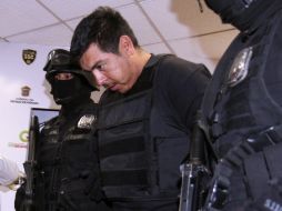 Miembros de la policía custodian a ''La Perra'', señalado como el principal responsable del linchamiento. EFE  /