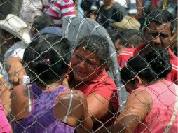 Familiares y amigos de las víctimas afuera de la prisión en Comayagua. AFP  /