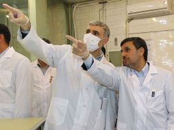 Mahmoud Ahmadinejad (R), escucha a un experto durante un recorrido por el centro de Teherán. AFP  /