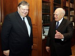 El presidente griego Karolos Papoulias (d) con el ministro de finanzas, Evangelos Venizelos. EFE  /