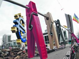 Prenda con pinzas.- En el conjunto de la Unión Europea, el PIB se contrajo 0.3%. AP  /