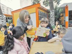 Los pequeños del Jardín de Niños ''Cipriana Gutiérrez Rodríguez'' observan los ejemplares donados por la American School.  /