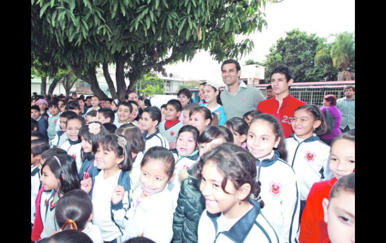 Rafael Márquez estuvo de visita en la escuela “Jaime Torres Bodet”, donde leyó a los niños.  /