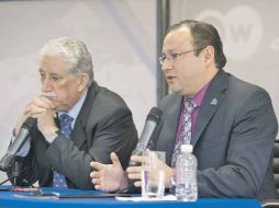 Gonzalo Cáseres (izquierda) y el director de C7, Samuel Muñoz.  /