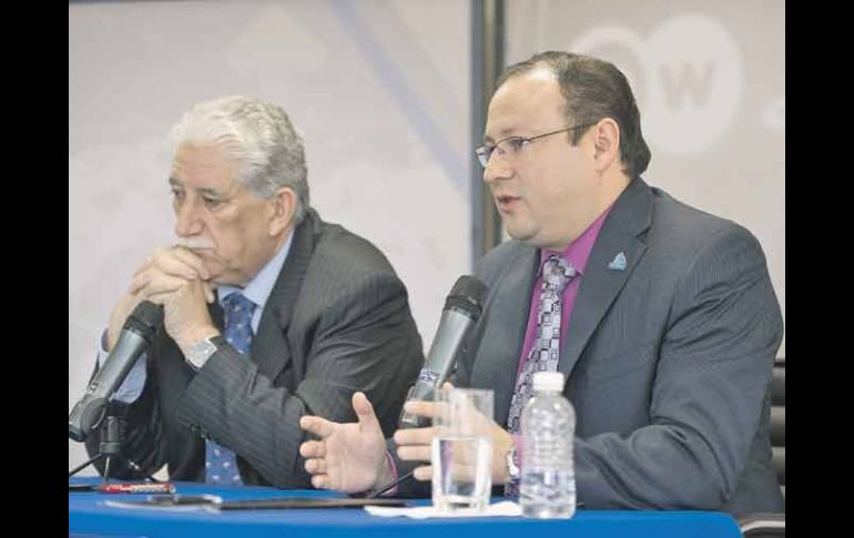 Gonzalo Cáseres (izquierda) y el director de C7, Samuel Muñoz.  /