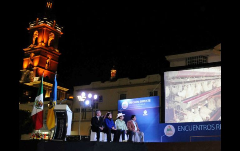 Durante el encuentro realizado en el municipio de Tamazula de Gordiano, se proyectó un video del gobernador, Emilio González. ESPECIAL  /