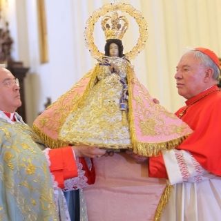 Cardenales Sandoval y Robles viajan para encontrarse con el Papa