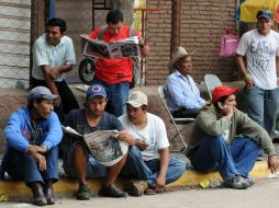 Mientras leen la prensa local, los familiares de las víctimas esperan novedades sobre la tragedia. AFP  /
