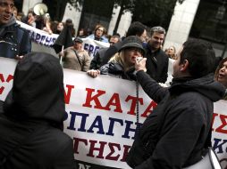 Empleados gritan lemas durante una protesta frente al ministerio de Trabajo en Atenas. EFE  /