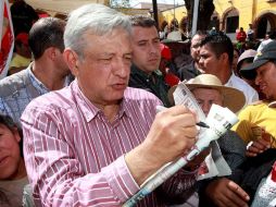El precandidato de las izquierdas, Andrés Manuel López Obrador, dijo sentirse cansado en una reunión a puerta cerrada. ARCHIVO  /