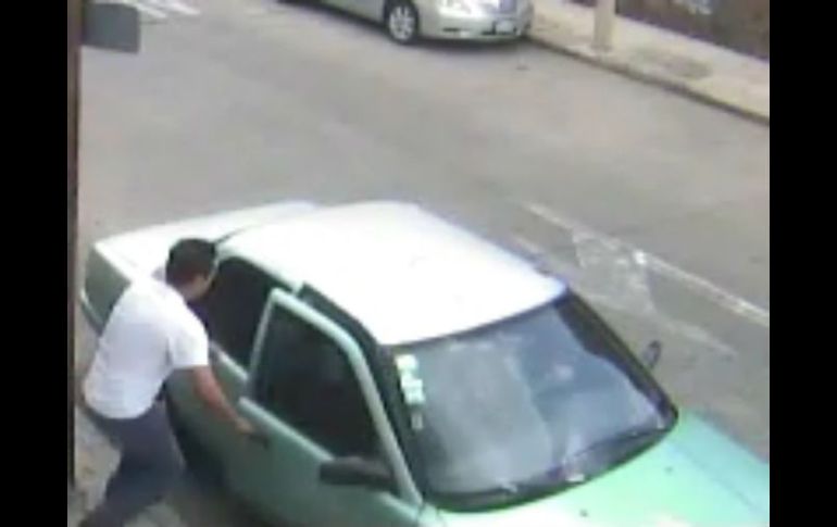 Tras consumar el robo, los sujetos huyeron en un auto Tsuru, color azul agua. ESPECIAL  /