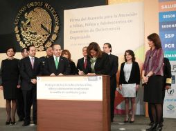 El Presidente Felipe Calderón firmó el acuerdo para la atención de niños afectados por el crimen. EL UNIVERSAL  /