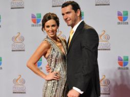 Jaqueline Bracamontes y su esposo durante la alfombra roja. EFE  /
