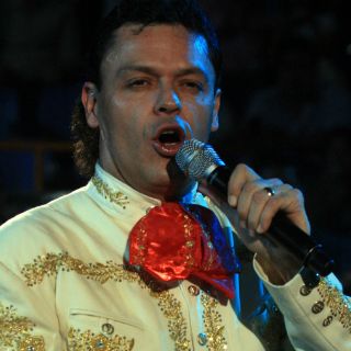 Vuelve Pedro Fernández a la escena musical con 'Lluvia'