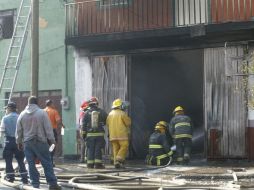 El cuerpo de Bomberos y personal de Protección Civil acudieron al lugar para controlar las llamas y revisar el lugar. ARCHIVO  /