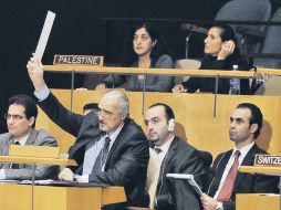 El embajador sirio ante la ONU, Bashar Ja’afari, llama a una moción de orden a los miembros de la Asamblea General. EFE  /