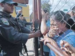 Familiares de los reclusos permanecen afuera de la granja penal de Comayagua. REUTERS  /