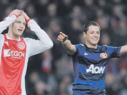 ''Chicharito'' (der.) festeja su anotación, frente al defensa del Ajax, Nicolai Boilesen. AFP  /