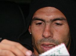 A su llegada a Inglaterra, Tévez ofreció disculpas a su afición y declaró estar listo para volver a ponerse la camiseta del City. AP  /