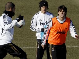 Pepe (i), Mesut Özil (c) y el Kaká durante el entrenamiento hoy en la Ciudad Deportiva de Valdebebas. EFE  /