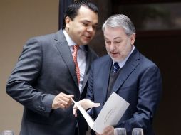 Emilio González, durante la toma de protesta del Comité Directivo de la Canadevi, con el presidente entrante, Miguel Ángel Large(Izq).  /