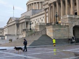 Un policía y su compañero canino patrullan el Capitolo tras el frustrado atentado. AP  /