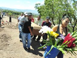 Uno de los reos que murió debido al incendio en la Granja Penal de Comayagua es enterrado por sus familiares. EFE  /