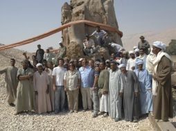 El arqueólogo español Miguel Ángel López, al centro, casi de perfil, con su equipo de colaboradores. EFE  /