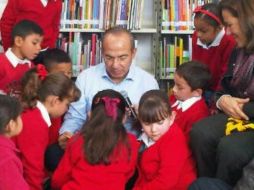 Durante su visita a Ciudad Juárez, el Presidente Calderón inauguró una biblioteca y leyó un cuento a niños presentes. ESPECIAL  /