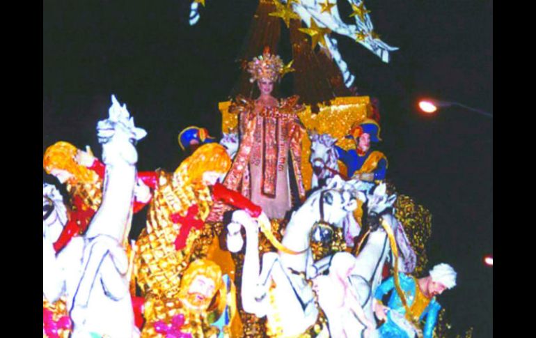 En la carroza, Pamela Farriols, Reyna del Carnaval en 2011. ARCHIVO  /