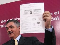 Leonardo Valdés, presidente del IFE, con material que se utilizará para el voto de los mexicanos en el extranjero. ARCHIVO  /