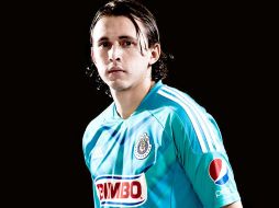 Omar Arellano posa con la nueva playera que será el tercer uniforme del Guadalajara. ESPECIAL  /