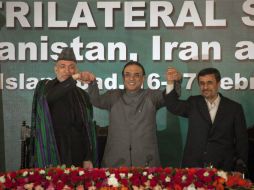 El presidente de Afganistán Hamid Karzai (L), el de Pakistán, Asif Ali Zardari (C) y el presidente Ahmadinejad en una conferencia. REU  /