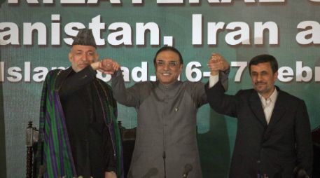 El presidente de Afganistán Hamid Karzai (L), el de Pakistán, Asif Ali Zardari (C) y el presidente Ahmadinejad en una conferencia. REU  /