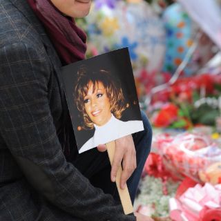 Cientos de fans esperan en las calles el funeral de Whitney Houston