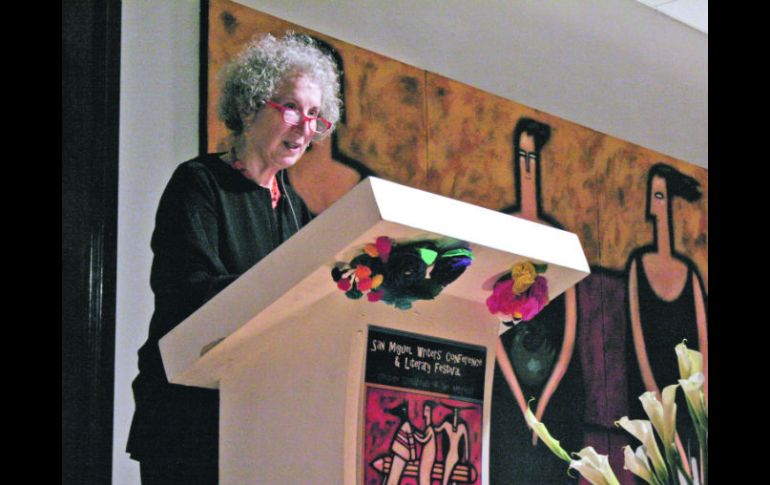 Margaret Atwood realizó una retrospectiva de su obra para hablar de sus preocupaciones políticas y sociales. ESPECIAL  /