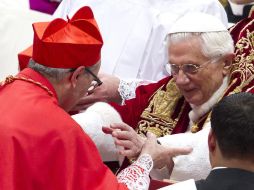 El Papa Benedicto XVI coloca la birreta sobre la cabeza del nuevo cardenal. EFE  /