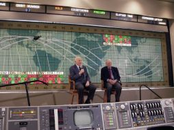 Los astronautas John Glenn (izq) y Scott Carpenter (der) durante la rueda de prensa, en la que compartieron su experiencia.  AP  /