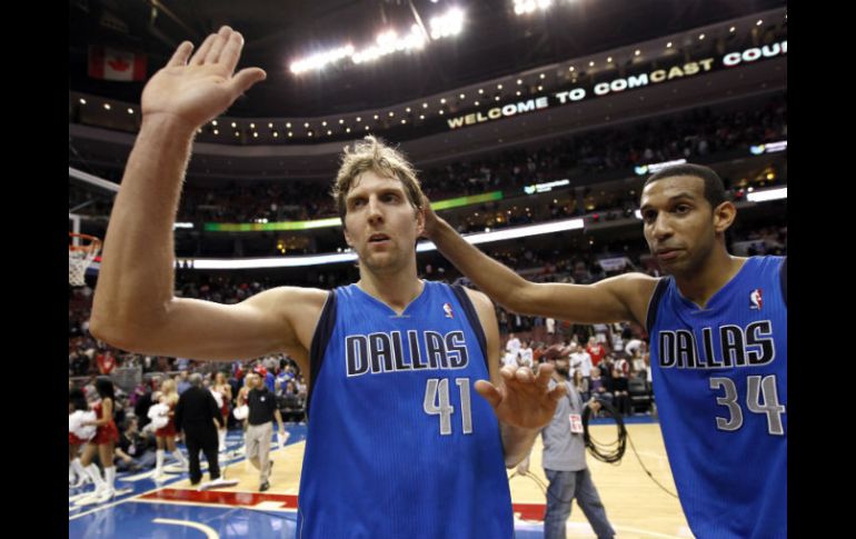 Los jugadores de Dallas, Nowitzki y  Brandan, después del partido de contra Filadelfia. AP  /