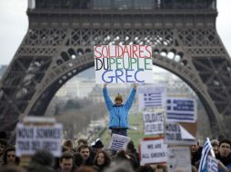 Manifestantes con banderas griegas protestan en una marcha solidaria contra las medidas de austeridad de Grecia, en París. EFE  /