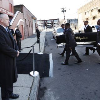 Familiares, amigos y fans se preparan para despedir a Whitney