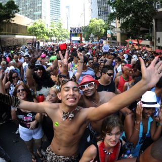 Tradicional desfile callejero de carnaval invade el centro de Rio de Janeiro