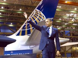 Obama visitó las instalaciones de Boeing, donde se construye el Dreamliner.  AP  /