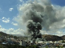 Vista del incendio en un mercado de Tegucigalpa. EFE  /