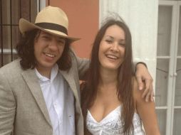 La imagen muestra a Omar Aldama y Tania, la modelo que participó en el vídeo 'La vereda'. ESPECIAL  /