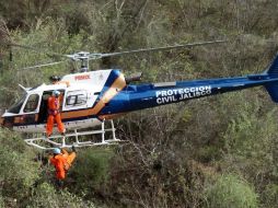 El vehículo cayó a 150 metros, ella salió disparada del vehículo y se le encontró a unos 10 metros de distancia del mismo. ESPECIAL  /