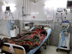 Un civil herido en un atentado suicida recibe cuidados médicos en un hospital en Peshawar (Pakistán). EFE  /